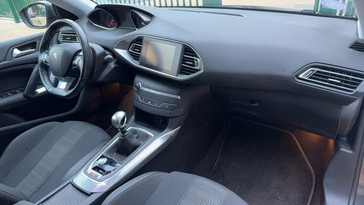 Peugeot 308 SW 1.2 PureTech 130 - Allure – 2019 – 57646 km – Essence – Boîte Manuelle — photo 14
