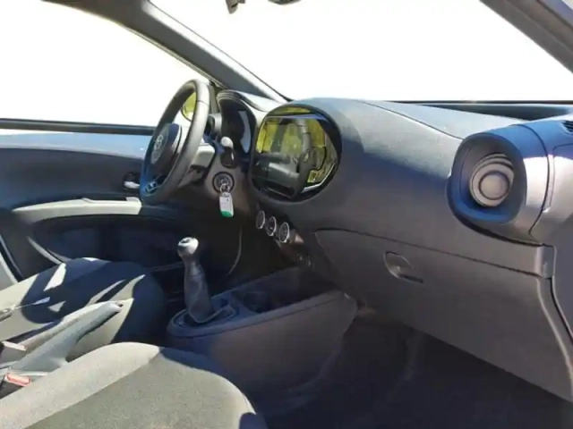 Toyota Aygo x 1.0 vvt-i 72ch dynamic my24 — photo 9