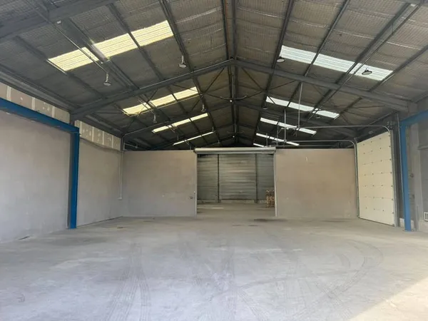 Local commercial 830 m²