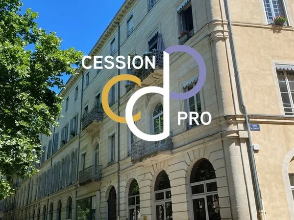BUREAUX, LOCAL D'ACTIVITE OU COMMERCIAL DE 375 M², À VENDRE EN RdC D'UN IMMEUBLE BOURGEOIS A NIMES