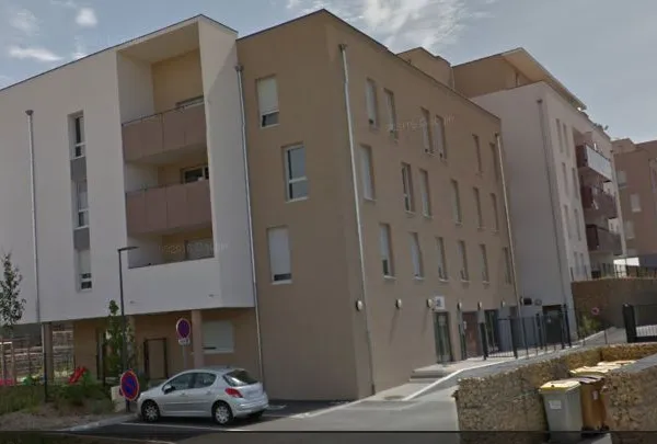Garage box fermé dans une résidence sécurisée