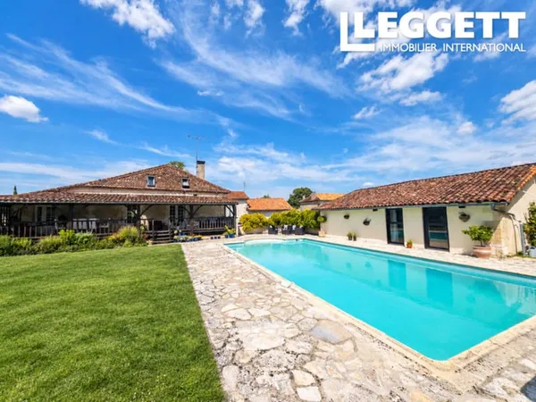 Bel ensemble de deux maisons charentaises, avec gîte, piscine, terrasses, jardin et garage-commodité