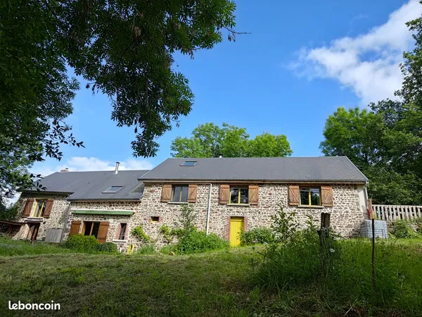 Maison en pierre rénovée 228 m² - 2 logements - dépendances et terrain arboré 1,47 ha