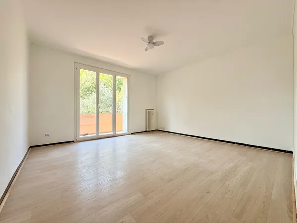 T3 DE 55 M2 AVEC BALCON CENTRE-VILLE.