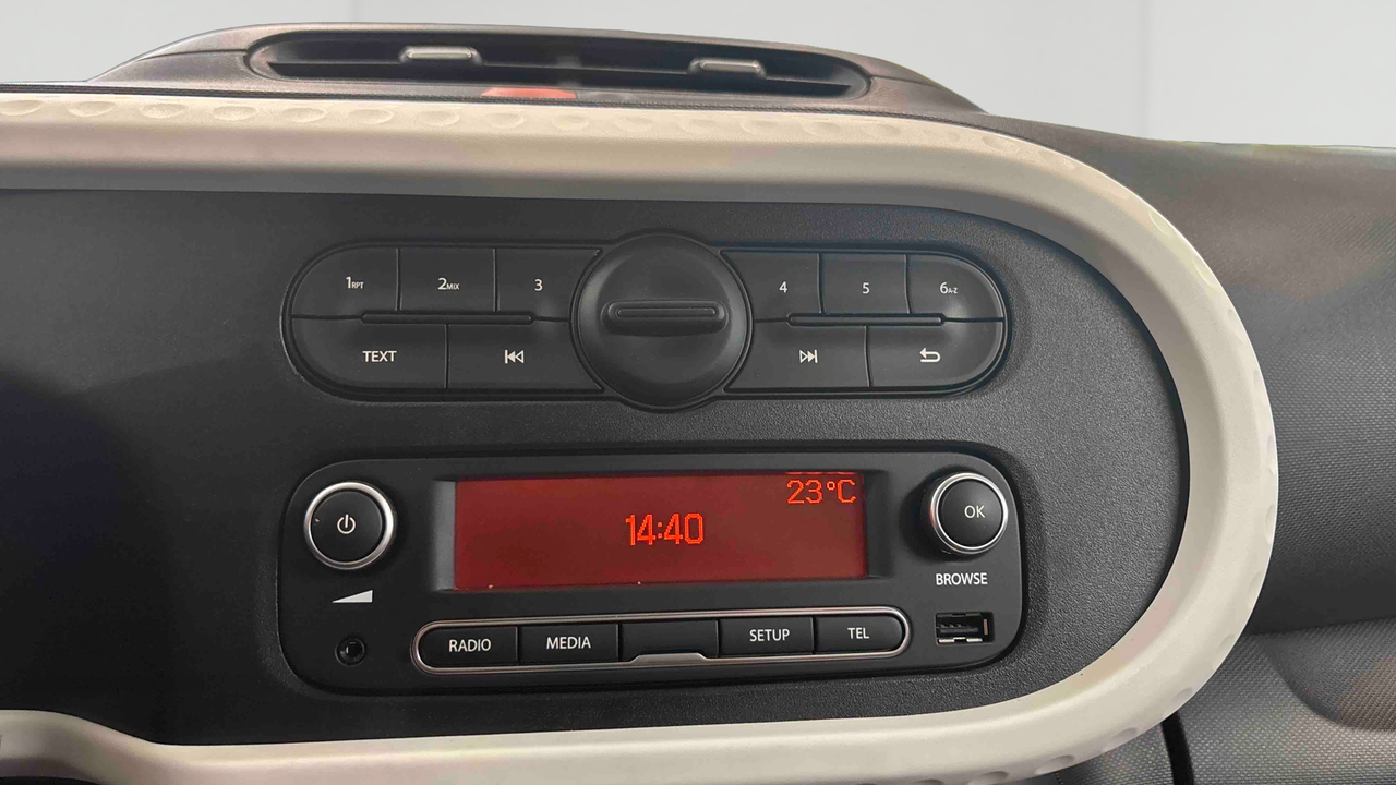 Renault Twingo III E-Tech — photo 16