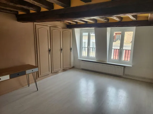 LOGEMENT ATYPIQUE SUR 3 NIVEAUX