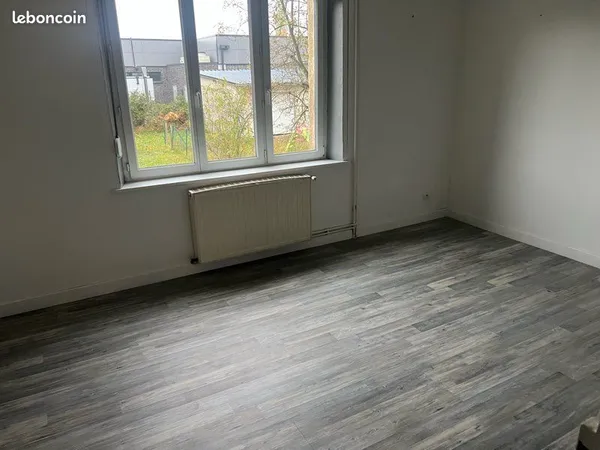 Maison mitoyenne 68 m², trois chambres jardin, garage chauffage au gaz