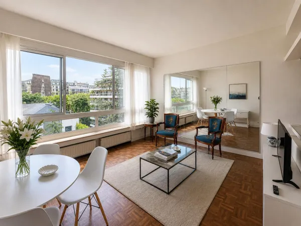 Vends appartement lumineux avec beau potentiel