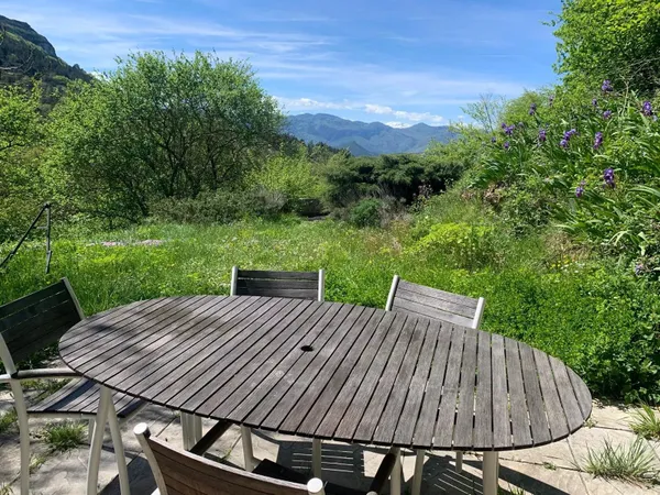 Cette ferme indépendante avec piscine et jardins offre une vue imprenable sur la vallée.