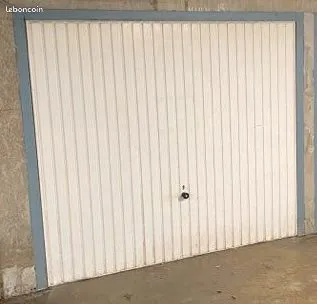 Vend GARAGE BOX fermé environ 28m2 et télécommande d'accès à la cours de la propriété