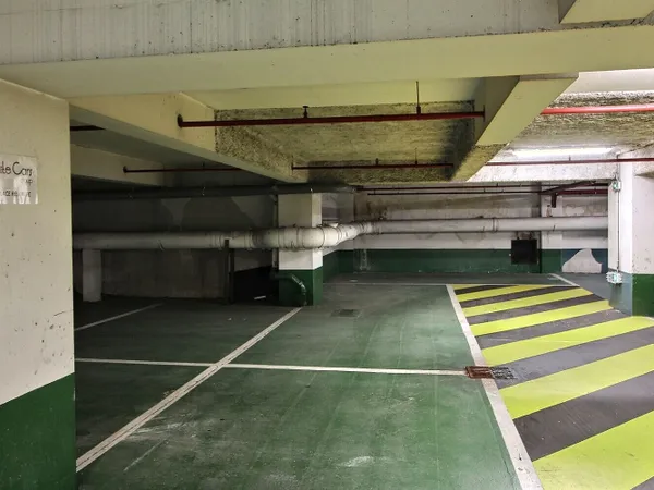 Suresnes Centre-Ville, ensemble de 19 emplacements de stationnement dans un parking sécurisé avec di
