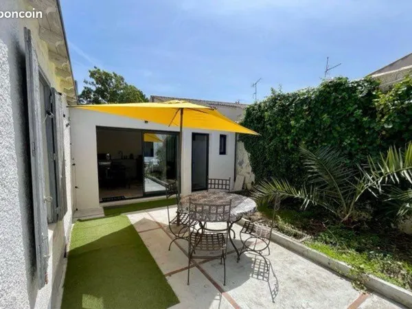 Maison de charme meublée avec patio et studio indépendant.100 m². La Rochelle La Genette / Mail