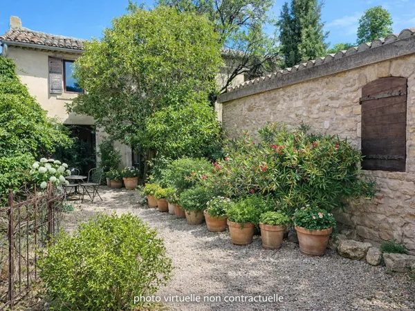 Robion  Bastide du XIXe siècle à rénover avec dépendances
