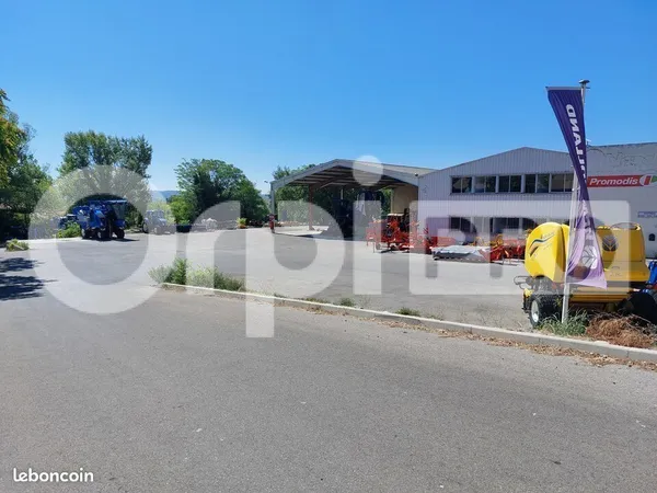 Local commercial 1 905 m²