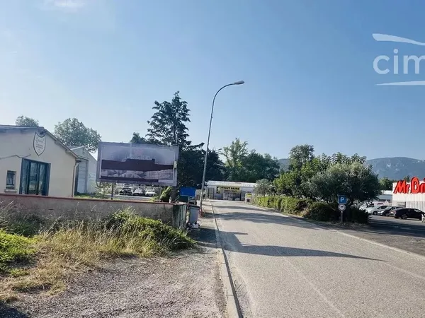 En zone commerciale local commercial avec logement et terrain