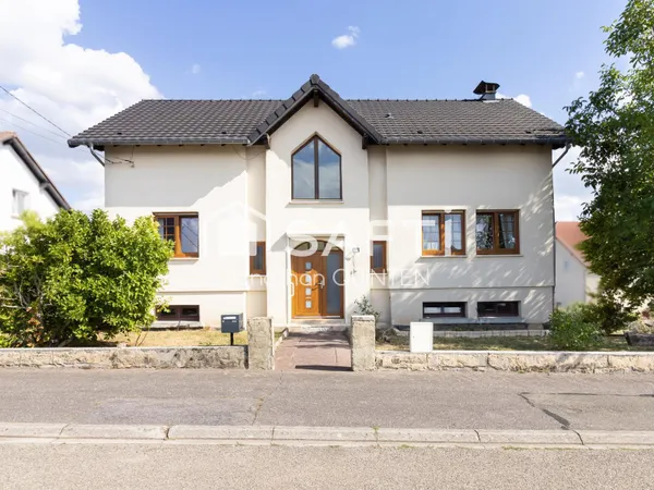 Du volume, du potentiel et jusqu'à 6 chambres possibles : découvrez cette maison à Woustviller !