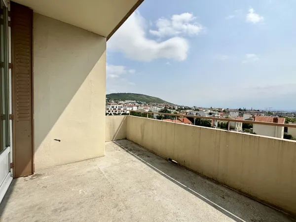 DERNIER ÉTAGE - MAGNIFIQUE VUE - TERRASSE ET BALCONS