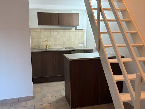 À LOUER IMMÉDIATEMENT - Charmante maisonnette rénovée de 43 m² avec jardinet, place de parking et ga