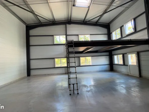 Location Local d'activités / Entrepôt, 160 m²