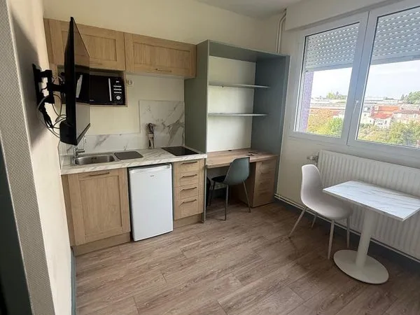 Beau studio meublé refait à neuf (chauffage, eau et électricité compris dans les charges)