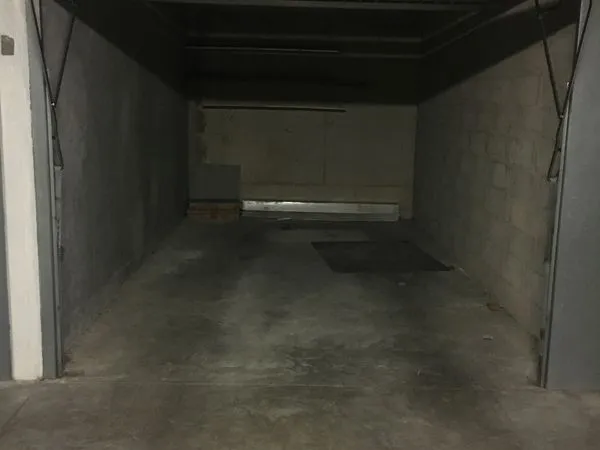 Box avec borne de recharge, parking sécurisé