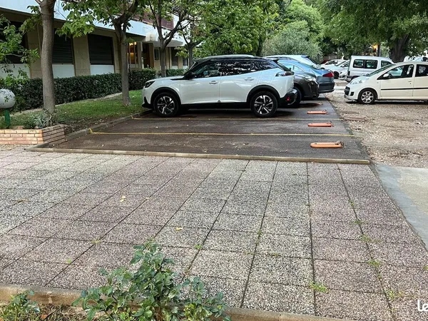 À Louer : Place de Parking Exclusive au Cabot - Confort, Sécurité & Proximité