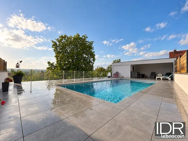 Maison 8 pièces 241 m²