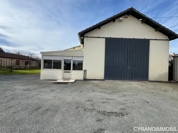 Entrepôt + mezzanine de 225 m2 avec bureaux, grand parking
