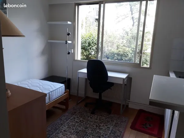 Studio calme et très clair