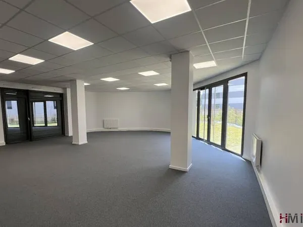 Local d'activité 102 m²