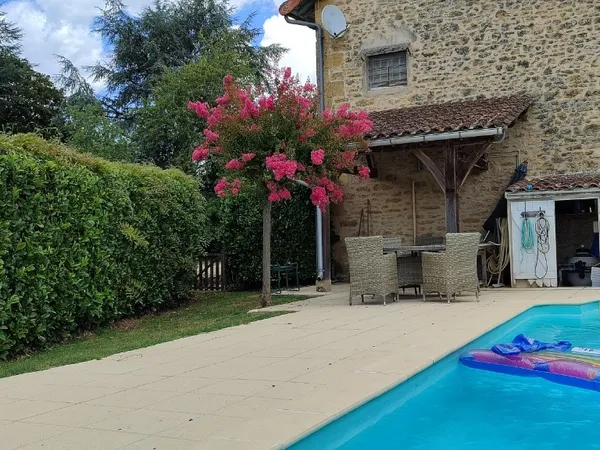 Charmante Maison en pierre de 139 mÂ² sh sur 2 niveaux offrant 4