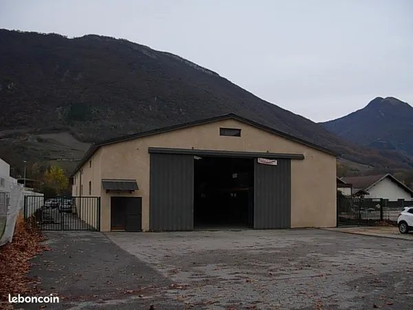 Locaux de stockage ou d' activité, parking
