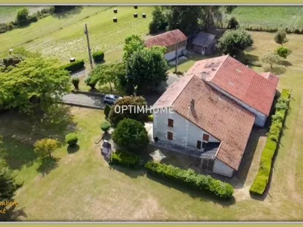 Grande maison divisée en 2 habitations