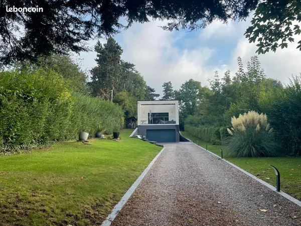 Vente d'une villa cubique lumineuse de 208 m2 habitables sans travaux, au calme sans vis-àvis