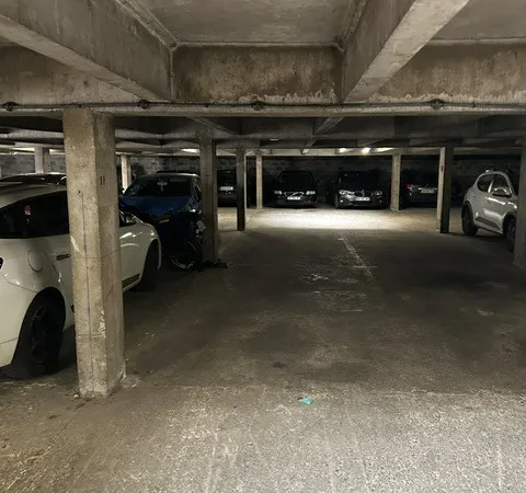 Loue parking - 15m²