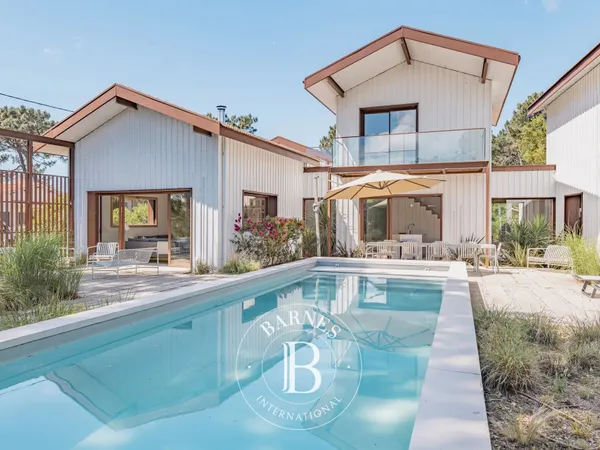 VILLA « DES ROSES » AVEC PISCINE CHAUFFÉE ET ROOFTOP VUE BASSIN DANS LE VILLAGE DU CANON, SUR LA PRE