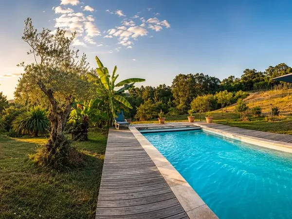 Grande maison avec piscine en pleine nature