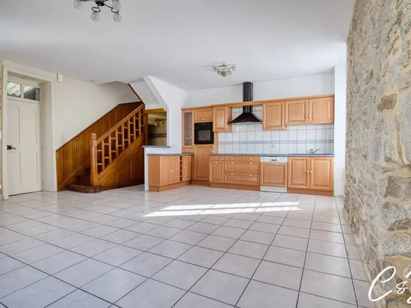 La vie tout à pied : maison de caractère au centre du Guilvine