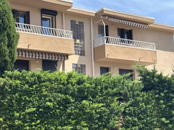 Sanary sur mer: T2 43 m2 dernier étage avec balcon, parking,