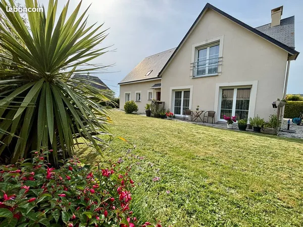 Dans un quartier résidentiel proche des commodités et de la mer, découvrez cette maison individuelle