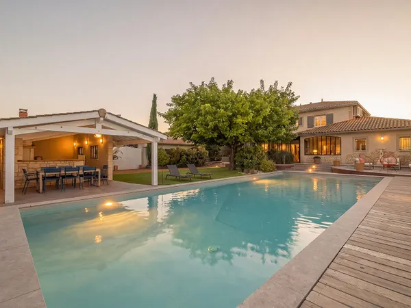 Maison de caractère avec piscine et verrière