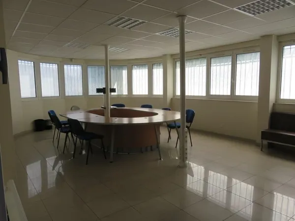 Bureaux de 200 m2 en RDC avec Parking Extérieur