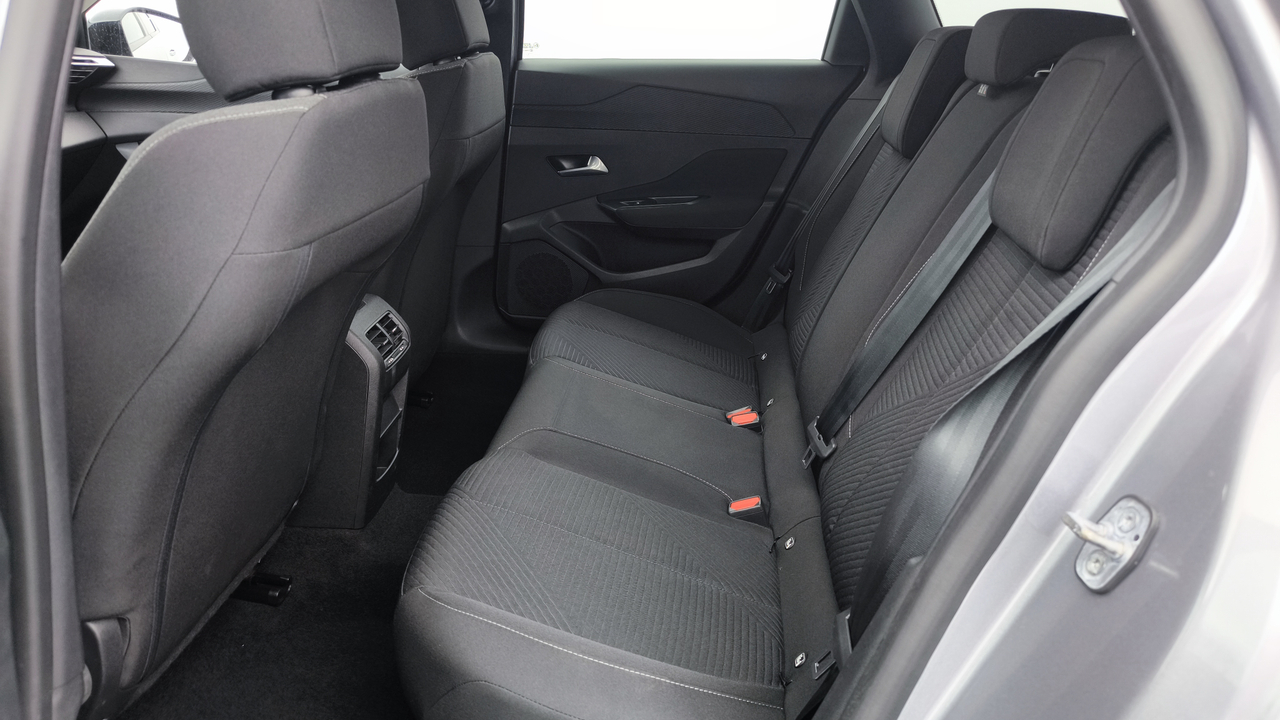 Peugeot 308 SW PHEV 180 e-EAT8 — photo 36