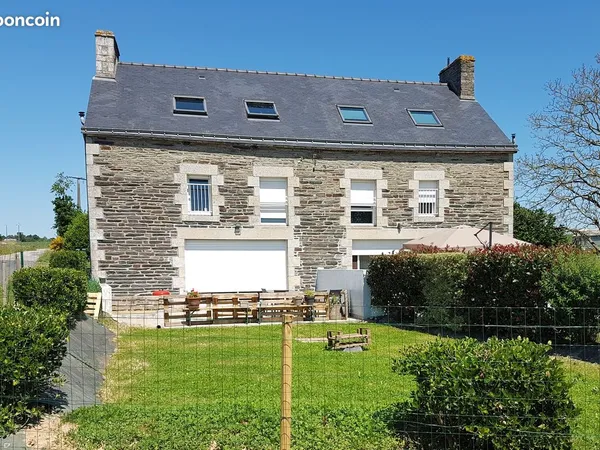 Maison non mitoyenne divisée en 2 appartements + 2 garages