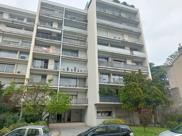 Appartement Type 2 avec balcon, cave et parking, Résidence L