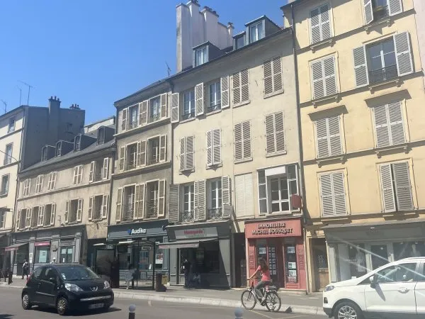Vends studio meublé (50m place du marché)