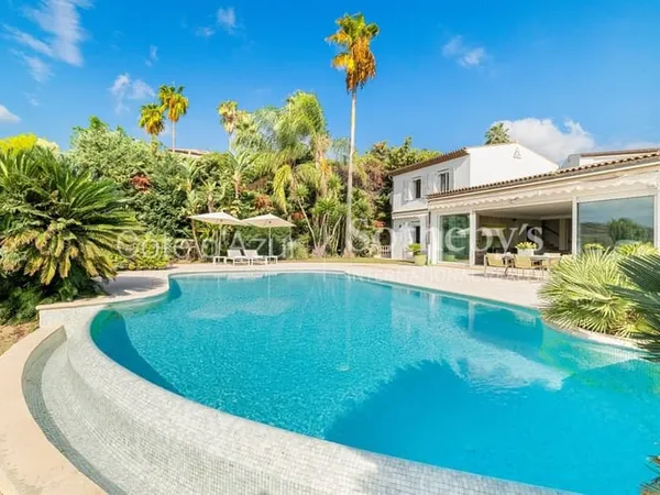 Villeneuve Loubet, villa de 205 m² avec piscine dans un domaine