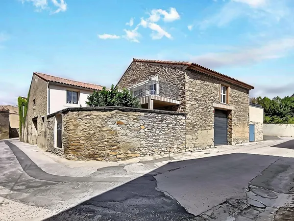 Belle propriété avec grands garages, dépendances et piscine couverte.