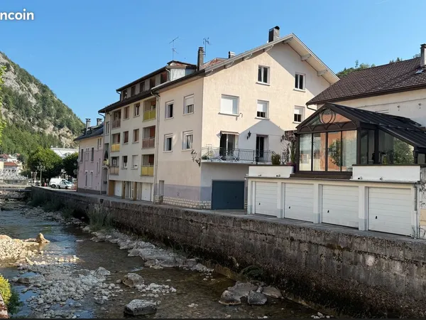 Vente — Ensemble 2 immeubles bord de Bienne — Centre-ville Morez (39) — 811 m² — Triplex 289 m² + 2 