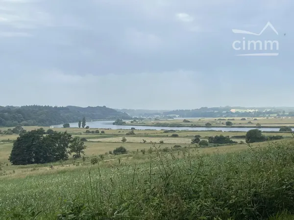 Maison avec une vue panoramique sur la rivière